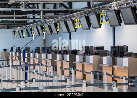 09 aprile 2020, Brandeburgo, Schönefeld: Sono allestiti nastri barriera nel terminal partenze M dell'aeroporto di Schoenefeld. A causa del pericolo rappresentato dalla diffusione del Covid-19, in molti paesi esistono restrizioni all'ingresso e, di conseguenza, notevoli restrizioni al traffico aereo. Foto: Soeren Stache/dpa-Zentralbild/ZB Foto Stock