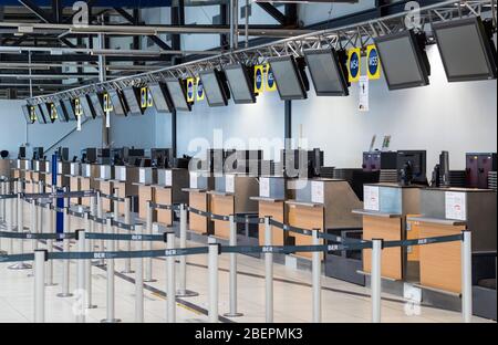 09 aprile 2020, Brandeburgo, Schönefeld: Sono allestiti nastri barriera nel terminal partenze M dell'aeroporto di Schoenefeld. A causa del pericolo rappresentato dalla diffusione del Covid-19, in molti paesi esistono restrizioni all'ingresso e, di conseguenza, notevoli restrizioni al traffico aereo. Foto: Soeren Stache/dpa-Zentralbild/ZB Foto Stock