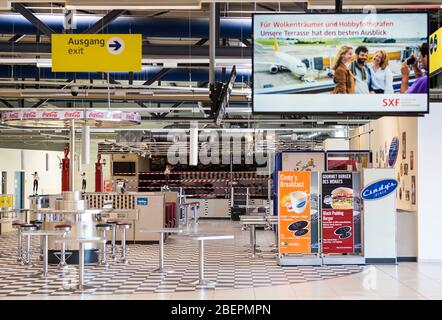 09 aprile 2020, Brandenburg, Schönefeld: Nastri barriera rossi e bianchi presso il banco del 'Cindy's Diner' nel terminal partenze M dell'aeroporto di Schönefeld. A causa del pericolo rappresentato dalla diffusione del Covid-19, in molti paesi esistono restrizioni all'ingresso e, di conseguenza, notevoli restrizioni al traffico aereo. Foto: Soeren Stache/dpa-Zentralbild/ZB Foto Stock