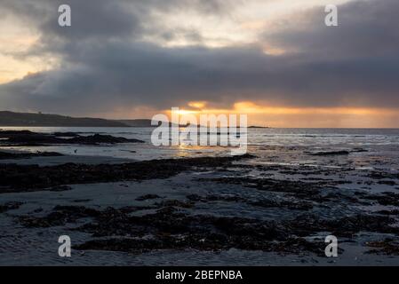 Alba sulla spiaggia a Marazion in Cornovaglia Inghilterra Regno Unito Foto Stock