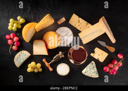 Formaggio e vino, girato dall'alto su sfondo nero Foto Stock