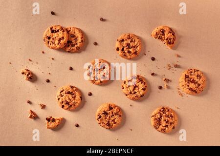 Biscotti al cioccolato su fondo marrone, tirati dall'alto Foto Stock