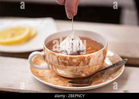 tisana di tisane nere preparate con fette di limone Foto Stock