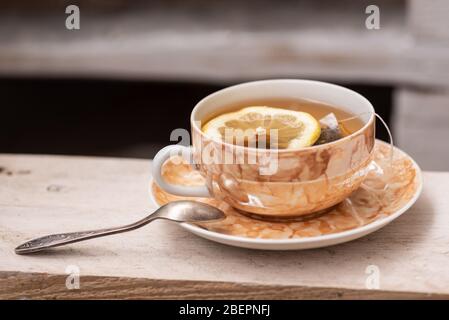 tisana di tisane nere preparate con fette di limone Foto Stock