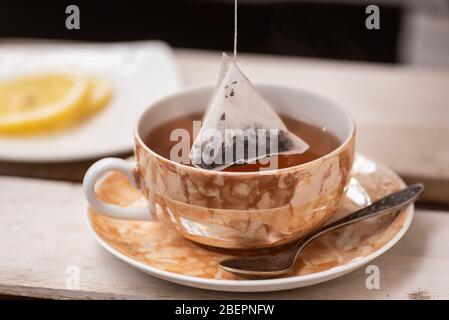 tisana di tisane nere preparate con fette di limone Foto Stock