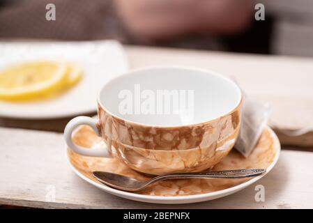 tazza per stoviglie per tè nero preparato fresco con fetta di limone Foto Stock