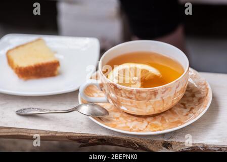 tisana di tisane nere preparate con fette di limone Foto Stock