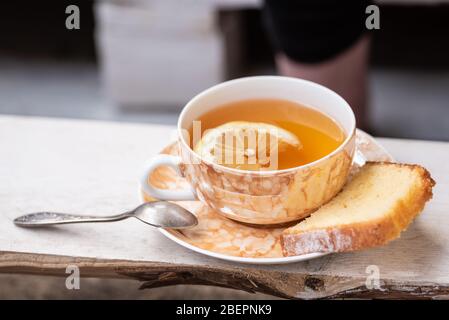 tisana di tisane nere preparate con fette di limone Foto Stock