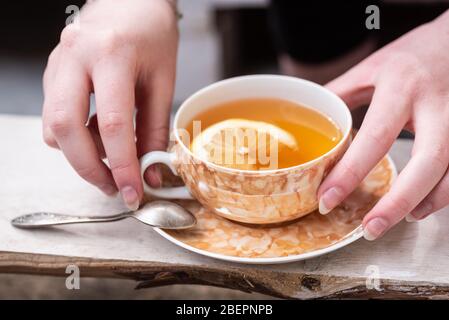 tisana di tisane nere preparate con fette di limone Foto Stock