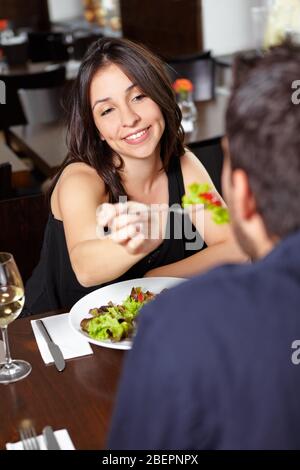 Donna nel ristorante lascia l'uomo gusto insalata Foto Stock