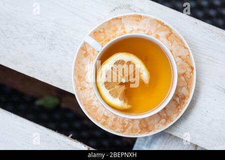 tisana di tisane nere preparate con fette di limone Foto Stock