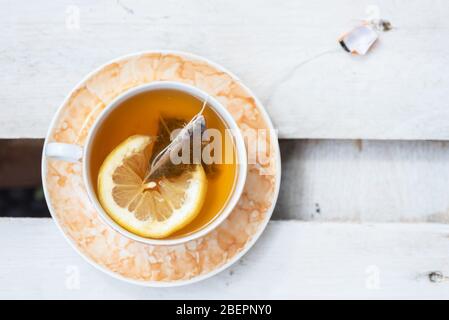 tisana di tisane nere preparate con fette di limone Foto Stock