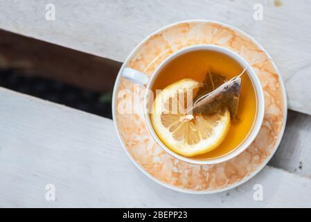 tisana di tisane nere preparate con fette di limone Foto Stock