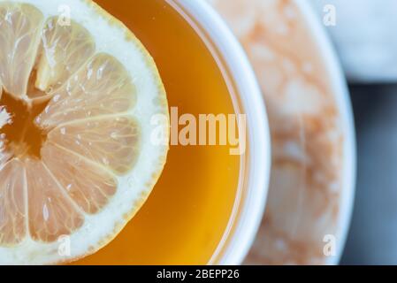 tisana di tisane nere preparate con fette di limone Foto Stock