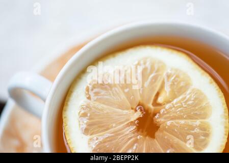 tisana di tisane nere preparate con fette di limone Foto Stock