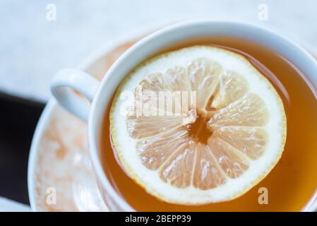 tisana di tisane nere preparate con fette di limone Foto Stock