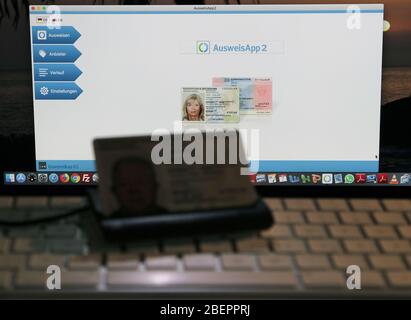 Con la nuova carta d'identità (o permesso di soggiorno elettronico) si ottiene gratuitamente una funzione di ID online in Germania, con la quale è possibile verificare la vostra identità su Internet e presso i terminali hamburger in modo sicuro e senza dubbio, immagine simbolica, scattata su 07.05.2019 a Berlino. Allo stesso tempo, questa funzione può essere utilizzata per determinare in modo affidabile l'identità del fornitore di servizi o dell'autorità. Oltre a un lettore di schede, è necessario utilizzare la funzione ID online del software "AusweisApp2", che crea una connessione protetta e crittografata tra il documento ID e il provider di servizi. Punto Foto Stock