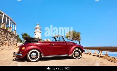 Maiorca, Spagna - 20 agosto 2018: Volkswagen Beetle Cabriolet 1303 parcheggiato dal faro di Cap Gros. Foto Stock