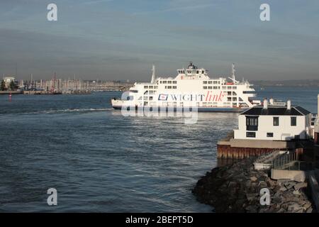 L'isola di Wight traghetto St. Clare che si trasforma in Camber Dock, Portsmouth Harbour ingresso, Hampshire, Inghilterra, Regno Unito Foto Stock