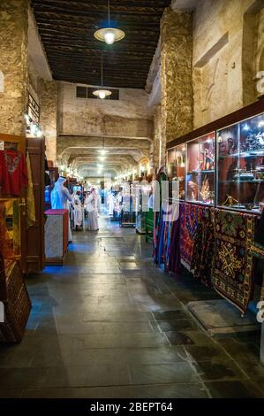 Articoli in vendita la sera a Souq Waqif, Doha, Qatar. Foto Stock