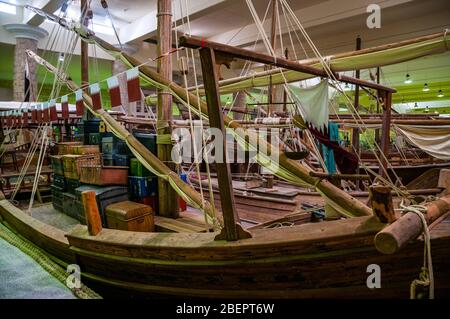 Un dhow caricato con bagaglio al Sheikh Faisal Bin Qassim Al-Thani museo privato in Al-Samriya, in Qatar. Foto Stock