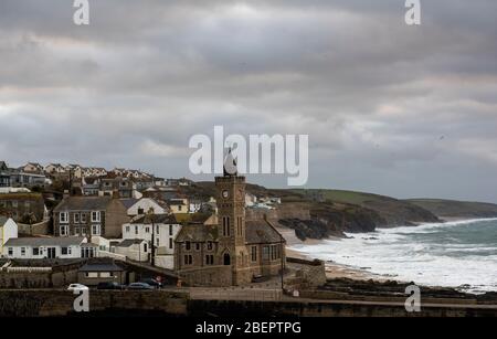 Una giornata invernale in tempesta a Porthleven, Cornovaglia Inghilterra Regno Unito Foto Stock