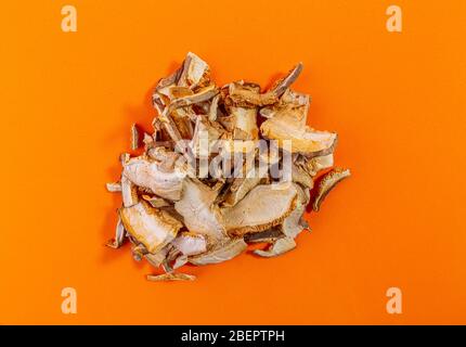 Funghi shiitake secchi isolati su sfondo arancione. Foto di concetto. Foto Stock