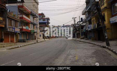 Fotografie di strade vuote e negozi chiusi nella città di Pokhara durante il blocco del Coronavirus in Nepal Foto Stock