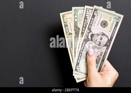 Pack di uno diverso le fatture del dollaro nella femle mani con copia spazio. Vista dall'alto di risparmiare denaro concetto su sfondo colorato. Foto Stock