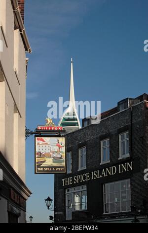 Bath Square, Old Portsmouth, Hampshire, Inghilterra, Regno Unito: Still and West e Spice Island case pubbliche, con la Spinnaker Tower sullo sfondo Foto Stock