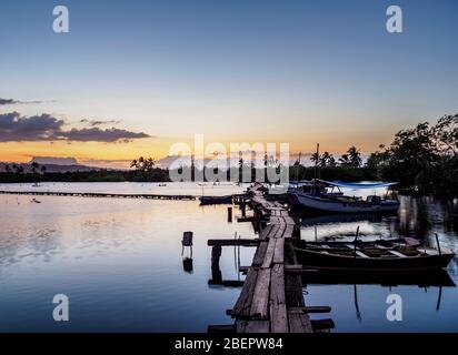 Jetty in legno sul fiume Miel al crepuscolo, Baracoa, provincia di Guantanamo, Cuba Foto Stock