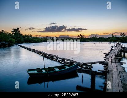 Jetty in legno sul fiume Miel al crepuscolo, Baracoa, provincia di Guantanamo, Cuba Foto Stock