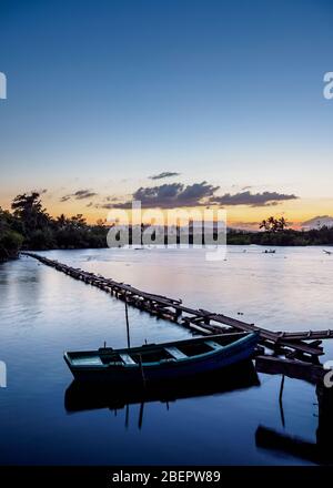 Jetty in legno sul fiume Miel al crepuscolo, Baracoa, provincia di Guantanamo, Cuba Foto Stock