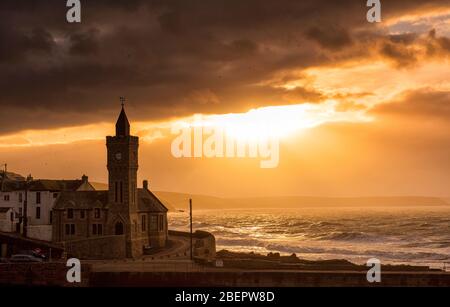 Una breve pausa nella nuvola in una giornata invernale a Porthleven, Cornovaglia Inghilterra, Regno Unito Foto Stock