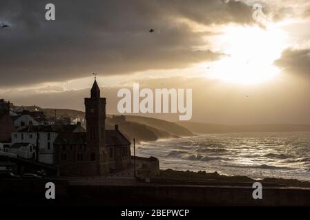 Una breve pausa nella nuvola in una giornata invernale a Porthleven, Cornovaglia Inghilterra, Regno Unito Foto Stock