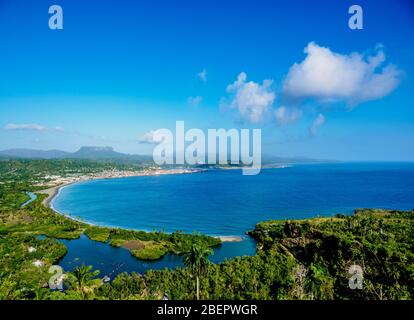 Vista su Bahia de Miel verso la città e Monte El Yunque, Baracoa, provincia di Guantanamo, Cuba Foto Stock