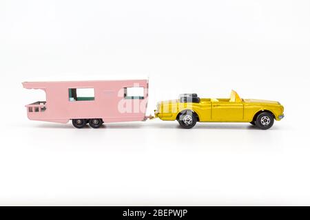 Lesney prodotti Matchbox modello giocattolo auto 1-75 serie no.69 Rolls Royce Silver Shadow e no.23 Trailer Caravan vista laterale Foto Stock