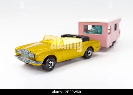 Lesney prodotti Matchbox modello giocattolo auto 1-75 serie no.69 Rolls Royce Silver Shadow e no.23 Trailer Caravan vista laterale Foto Stock