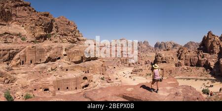 Vista panoramica di Petra dal sentiero fino all'Alto luogo del sacrificio, Giordania Foto Stock