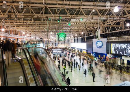 Waterloo Railway Station Concourse in serata, Londra, Regno Unito Foto Stock