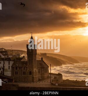 Una breve pausa nella nuvola in una giornata invernale a Porthleven, Cornovaglia Inghilterra, Regno Unito Foto Stock