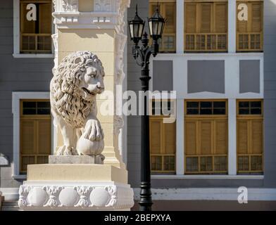 Scultura del Leone nella Piazza principale, Cienfuegos, Provincia di Cienfuegos, Cuba Foto Stock