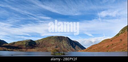 Vista sull'acqua di Crummock nel Lake District in una giornata di sole Foto Stock