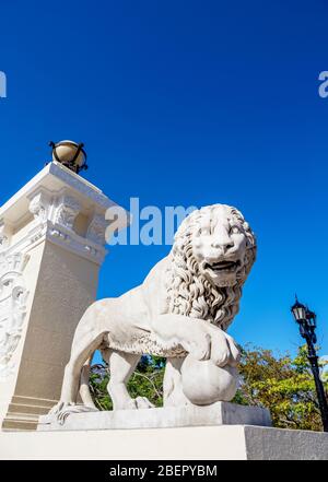 Scultura del Leone nella Piazza principale, Cienfuegos, Provincia di Cienfuegos, Cuba Foto Stock