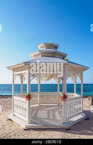 Gazebo a Guardalavaca Beach, Provincia di Holguin, Cuba Foto Stock