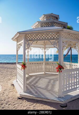 Gazebo a Guardalavaca Beach, Provincia di Holguin, Cuba Foto Stock