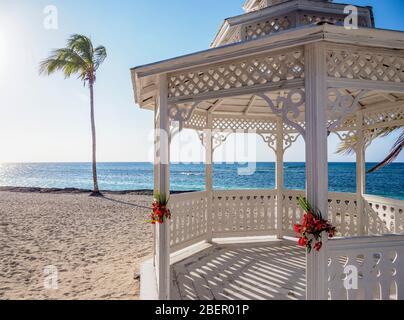 Gazebo a Guardalavaca Beach, Provincia di Holguin, Cuba Foto Stock