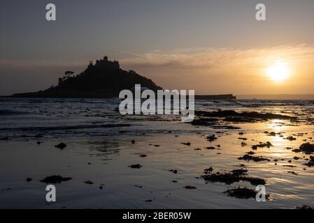 Tramonto sulla spiaggia a Marazion guardando verso il Monte di St Michael, Cornovaglia Inghilterra Regno Unito Foto Stock