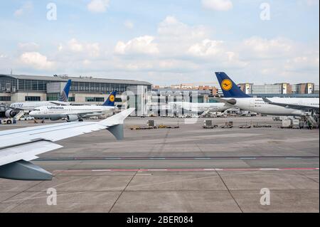 05/26/2019. Aeroporto di Francoforte, Germania. Flotta di aerei lufthansa. Aeroporto gestito da Fraport e funge da hub principale per Lufthansa. Foto Stock