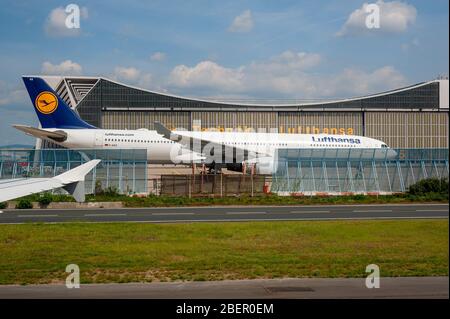 05/26/2019. Aeroporto di Francoforte, Germania. Airbus di Lufthansa Technik hangar manutenzione. Gestito da Fraport e funge da hub principale per Lufthansa. Foto Stock